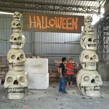 China Christmas Day 3.5m Decorative Fiberglass Skull Arched Gate For Halloween Theme Park Decoration for sale