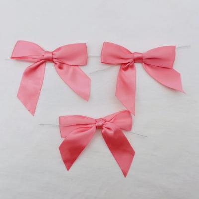 China Viable Wholesale Manufacturer Customized Bottle Hangers Hand Made Gift Satin Ribbon Pre Tied Bow For Wine Decoration for sale