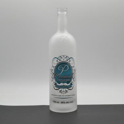 China Impresión de pantalla de hombro redonda personalizada Botella de vidrio blanco helado para 750 ml de vodka alcohólica en venta