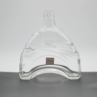 Chine 750 ml bouteilles de spiritueux personnalisées en verre de matériau de super flint bouteille de verre de brandy avec liège à vendre