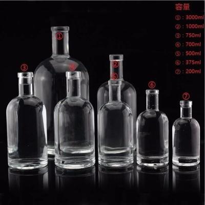 China Botella de vidrio vacío para vodka, whisky y vino con capacidad de 250 ml 500 ml 700 ml 750 ml 1 l en venta