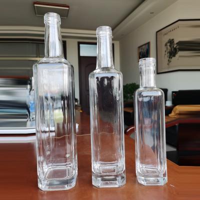 China Doorzichtige lege 750 ml vodka drank glazen fles met afdichting Cork/screw/Guala Te koop