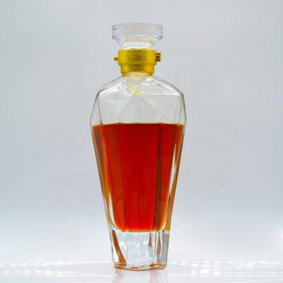 Chine Bouteille d'alcool vide personnalisée Bouteille de verre de vodka 1L avec un design unique Expédition express à vendre