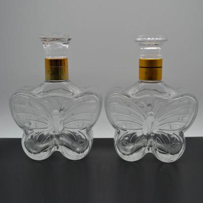 China Logo Printing Can Custom Crystal White Alcohol in 0.5L Butterfly Shaped Glass Bottle for sale