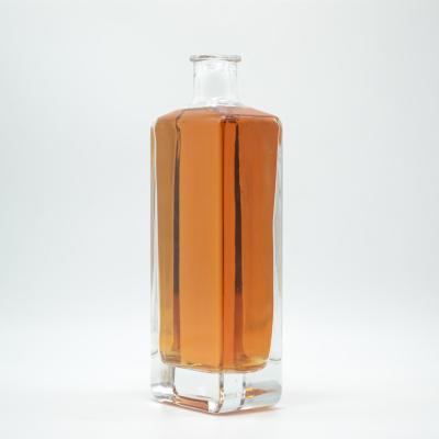 China 750 ml extreem wit materiaal Franse vierkant glasfles voor gin whisky warm stempelen Te koop