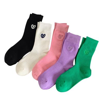 China Sporty Funny Custom Embroidered Vos Heart Logo Crew Socks White Sporty Women's Crew Socks Custom Made for sale