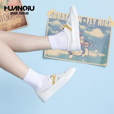 China Fashion Trend H20292 HUANQIU Supplier Fashion Safety Simple Design Breathable Women Flat Sports Shoes for sale