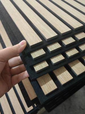 China 11mm 13mm 21mm Soundproof Wood Akupanel Natural Oak Acoustic Slat Wood Wall Panels for sale