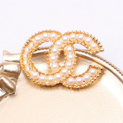 China 2021 Girl's Brooch 2021 New Retro Camellia Luxury Brand Style Flowers Lapel Pins Pearl Brooches Flower Brooch Pin Jewelry For Women for sale