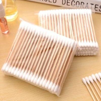 China Wooden Stick Cotton Swabs Disposable Disinfect Cotton Swab Buds Green Environment Swab Sticks for sale