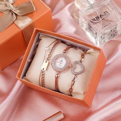 China New Men Girl Watch Set Bracelet Box For Ladies Diamond Watches Small Quartz Watch Case With Alloy Bracelet Set For Girlfriends 2pcs for sale