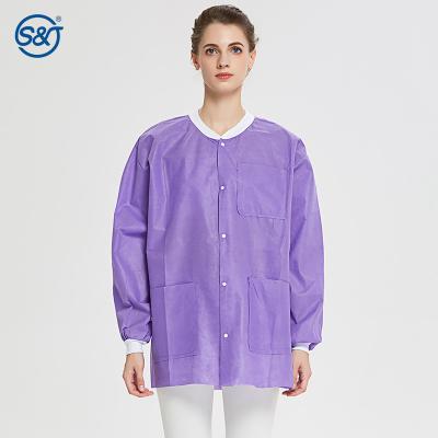 China Colar feito malha do revestimento do laboratório de S&J SMS qualidade superior não tecida descartável & doutor dental Nutrição Lab Jacket da Multi-cor da clínica dos punhos à venda