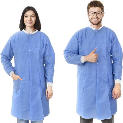 China O doutor descartável por atacado reveste revestimentos uniformes do laboratório médico dos homens e das mulheres do hospital stretchable do material dos sms/spunlace/pp à venda