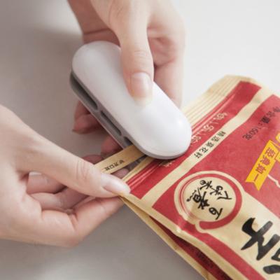 China Portable Mini Household Sealing Clip Food Hand Press Heat Sealer for sale