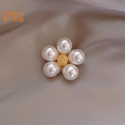 China Temperament fashionable suit brooch personality pearl flower buckle atmosphere fashion brooch anti-glare brooch female for sale