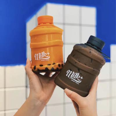 China Mini Beverage PET Bucket Bottle With Handle Beverage Juice Bottle Disposable Milk Tea Bottle for sale