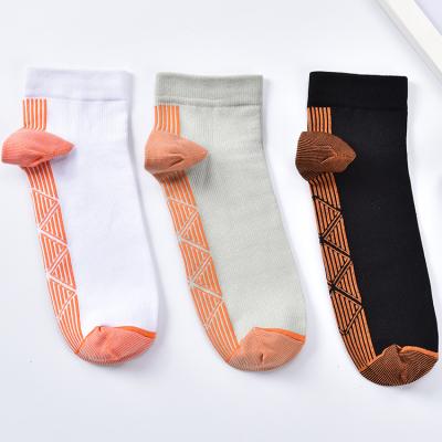 China Antibacterial Compression Socks For Unisex Football Socks Sports Breathable Cycling Socks for sale