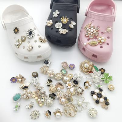 China Shoes Buckle Clip Lady Crystal Rhinestone Flower Pearl Shoes Decoration For Garden Shoes Charm Designer Decoration for sale