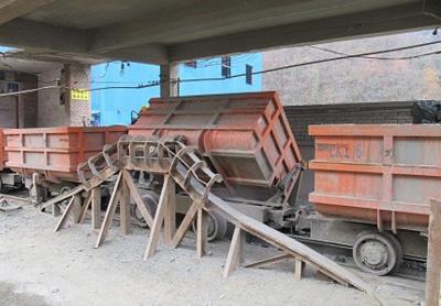 China Single-side Curved Rail Dumping Mine Car for sale