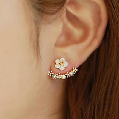 China TRENDY Korea Fashion Small Gold Daisy Flower Stud Earring Fashion Silver Rhinestone Earrings For Women for sale