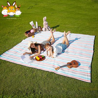 China 2.7*2.7m Outdoor Soft Portable Acrylic Sponge Foldable Quilted Luxury Picnic Blanket for sale