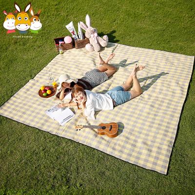 China Cheap 106*106in Large Family Portable Travel Camping Roll Up Outdoor Picnic Blanket for sale