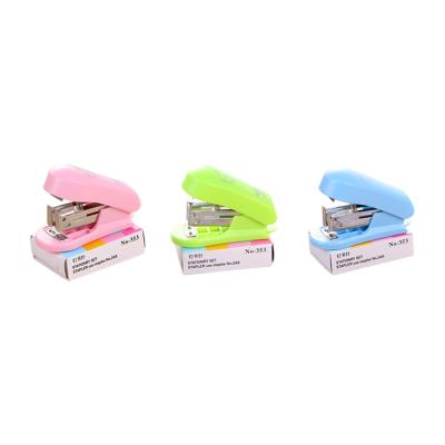 China Hot Selling Plastic Binding Mini Stapler Labor Saving Stapler Office And School Office Supplies Stapler With Staples for sale