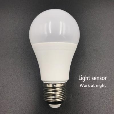 China Home/Commercial Use Good Quality Led Bulbs With Sensor Bulb Led Sunlight Sensor Bulb 9w b22 Dusk To Down Auto Light At Night for sale