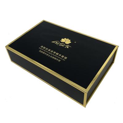 China Custom Recycled Materials Gold Logo Cardboard Black Flap Lid Cosmetic Packaging Gift Box With Magnetic Closure for sale