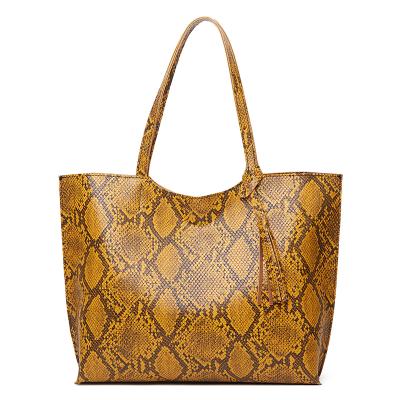 China Fashion 2020 new fashion manufacturer women's handbag serpentine PU snakeskin tassel custom tote bag by production for sale