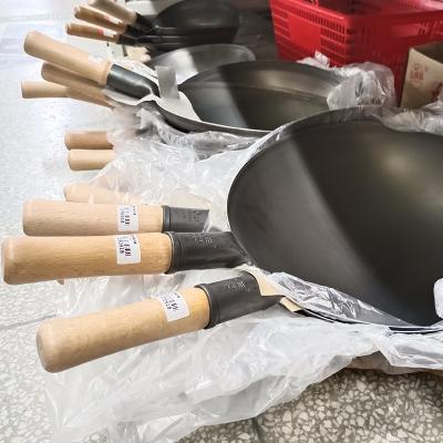 China Sustainable Cookware Hot Sale Wrought Iron Cast Iron Chinese Wooden Wok Hammered Wok for sale