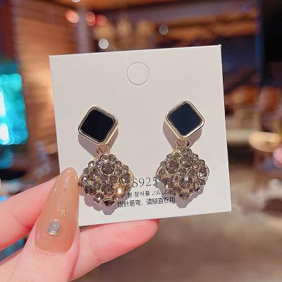 China Vintage Earrings Vershal A655 French Style 18k Gold Plated Classic Diamond Geometric Drop Earrings For Women for sale