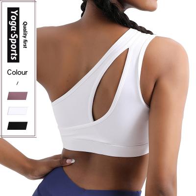 China Breathable Gym Activewear Fitness Tops Bra Workout Sport Wear Women Slanted Shoulder Sports Bra Sexy Single One Shoulder Yoga Bra for sale