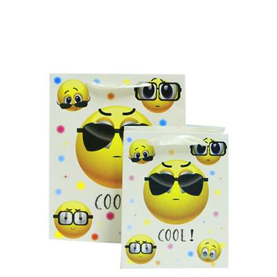 China Recyclable Children's Day Gift Bag Stain Color Paper Bag Foreign Trade Paper Bag White Card Paper for sale