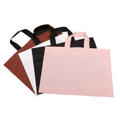 China Recyclable PE material clothing store clothing hot selling bags can be customized logo frosted handbag for sale