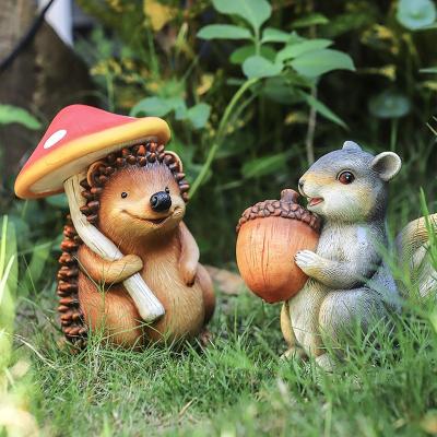 China Art Decor 2022 New Arrivals Resin Ornaments Solar Yard Resin Ornaments Small Hedgehog Squirrel Ornaments Decor Animal Night for sale