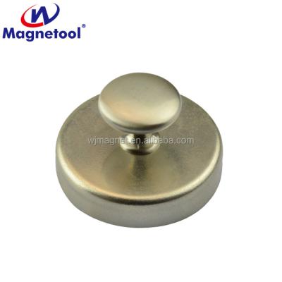 Chine Industrial Magnet Ferrite Round Base Pot Permanent Magnet With Button Holder à vendre