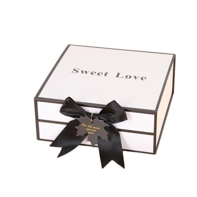 China Recyclable INS White Flap Exquisite Bow Gift Birthday Gift With Hand Gift Handheld Packaging Box for sale