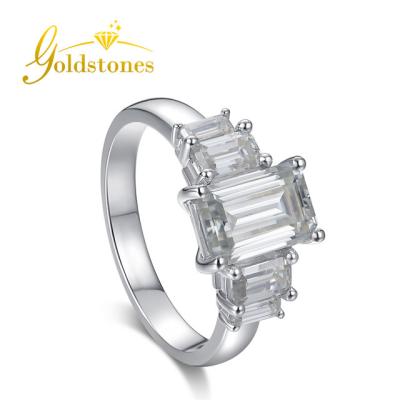 China FASHIONABLE Latest Customized Luxury Emerald Cut VVS Moissanite 9K 14K 18K White Gold Lady Ring for sale