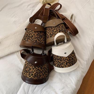 China Lady's Print New Trendy Leopard Clips Handbag Luxury Ladies Cute Girls Bucket Handbags For Young Woman for sale