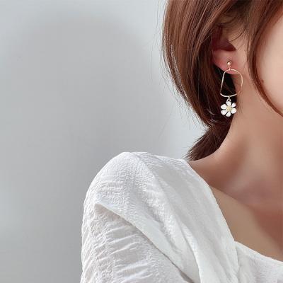 China Asymmetrical Daisy Earrings Retro Temperament Alloy Drop Earrings Wholesale CLASSIC Long for sale