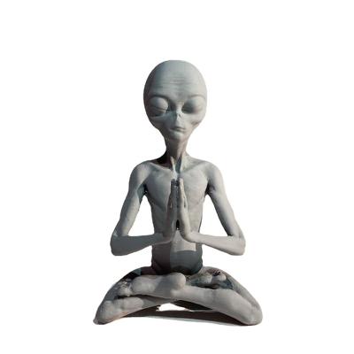 China Eco-friendly Meditating Alien Ornaments Resin Alien Statue Meditate Office Decor UFO Indoor And Outdoor Decoration for sale