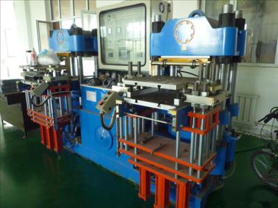 China 200 Ton Flat Vulcanizing Machine , Automatic Thermoforming Machine For Rubber for sale