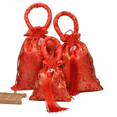 China 13x15+6cm 17x23+6cm 20x26+7cm Handmade Candy Gifts Bags Lucky Red Packaging Bag Party Favors Holders With Chinese Knot for sale