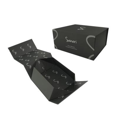 China Luxury Recycled Materials Clothes Packaging Foldable Gift Boxes With Magnetic Lid for sale