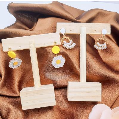 China Shop Display Home Decoration Bestest Quality Earring Stand Customized Size / Form Window Display Video Selling Prop for sale