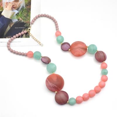 China 2021 Winter and Autumn Series Acrylic and Resin FASHION Green Long and Rose Red Beaded Necklace for sale