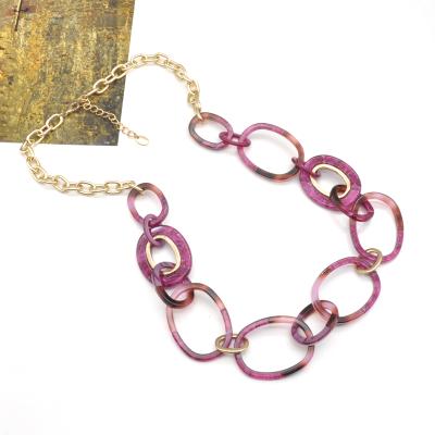 China 2021 Fashionable Acrylic Iridescent Link Chain Ladies Costume Queen Romantic Light Heather Necklace for sale