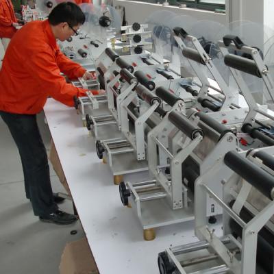 Κίνα Delta servo labeling motor semi-automatic polybag sticker labeling machine 20-50pcs per minute προς πώληση