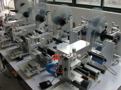 中国 Semi automatic red wine labeling machine cosmetics vial labeling  販売のため